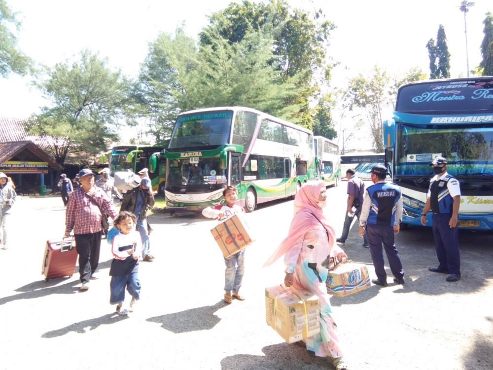 Sejumlah calon penumpang berjalan di terminal Wiraraja Sumenep.SP/haz
