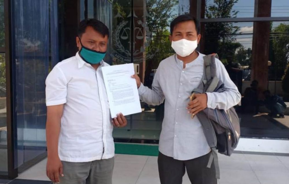 Pelapor menunjukkan berkas bukti-bukti tambahan di depan Kantor Kejari Sumenep.SP/haz