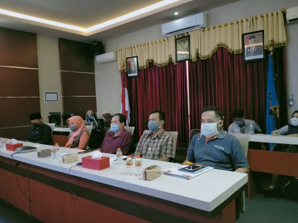 Bawaslu bersama Bupati Blitar dan Sekda serta OPD saat Teleconpers dengan Mendagri pada Sabtu (6/6).SP/Les