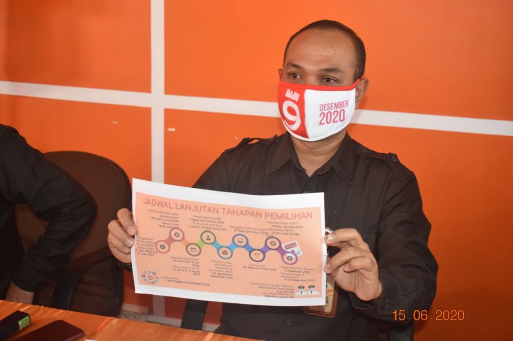 Ketua KPU Kota Blitar Choirul Umam menunjukan tahapan lanjutan Pilkada.SP/Les