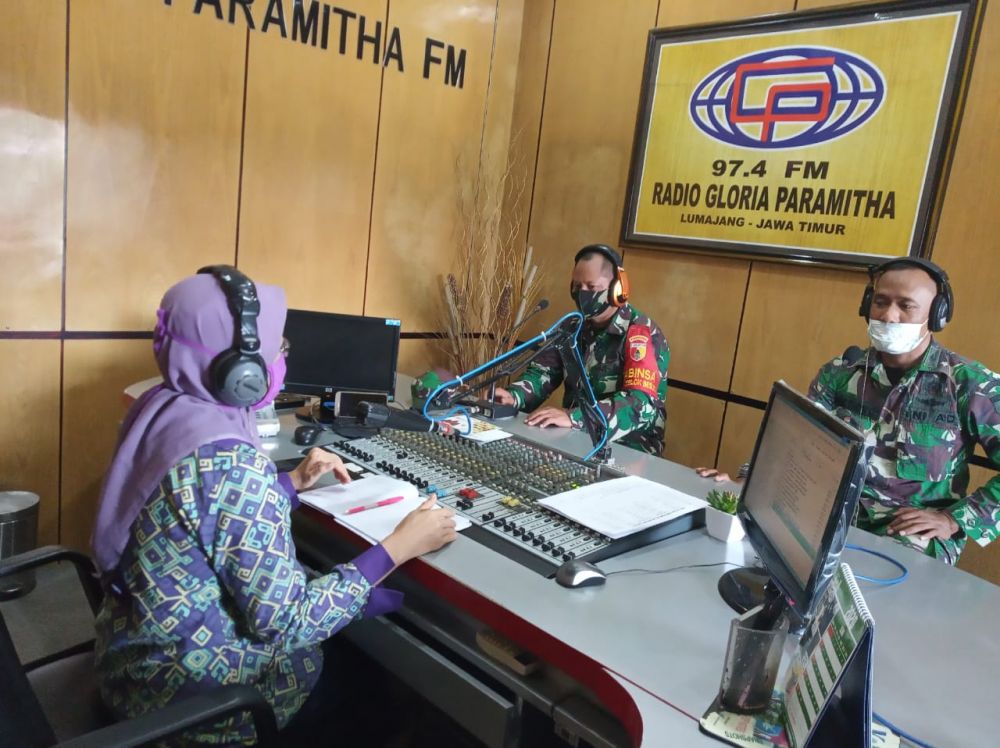 Babinsa Selok Besuki Koramil 0821/02 Sukodono Sertu Sugiyo saat mendatangi siaran Radio Gloria Paramitha FM, Senin (15/6/2020).