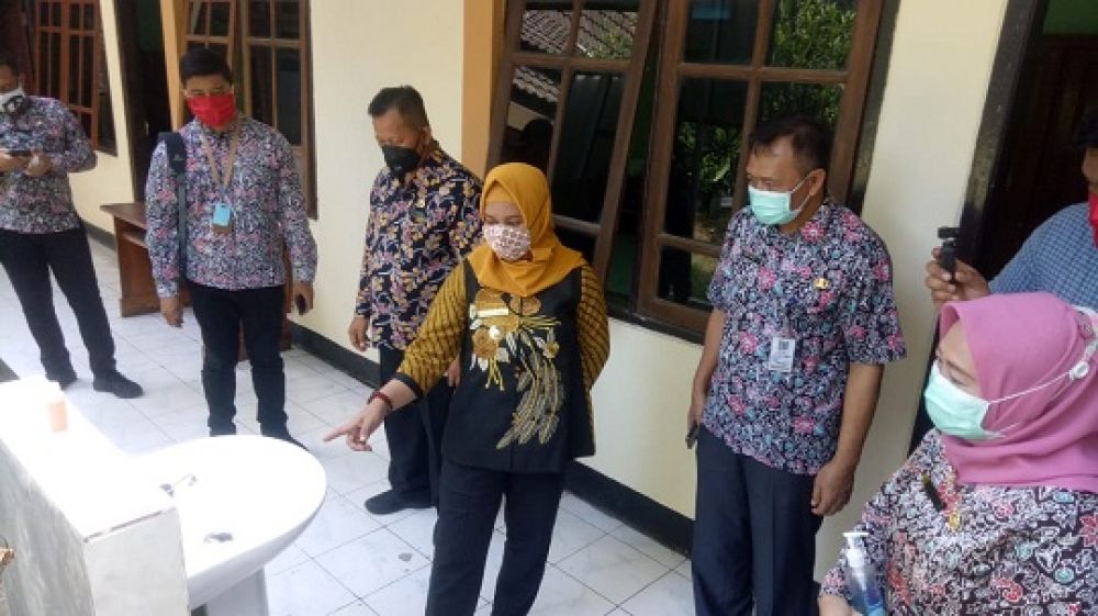 Wali Kota Ning Ita saat meninjau kesiapan gedung balai diklat untuk tempat karantia pasien covid - 19 Kota Mojokerto.SP/Dwy
