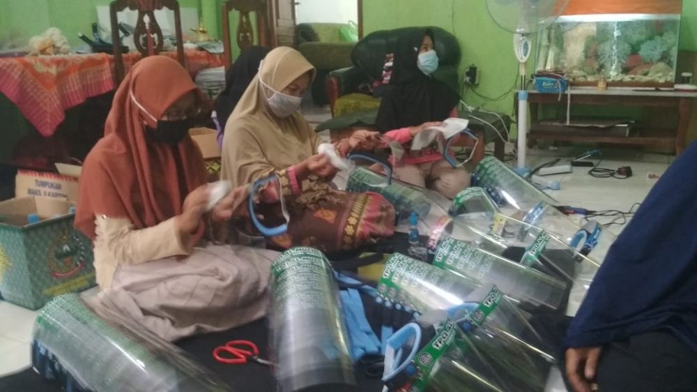 Home industri pembuatan face shield milik Dwi Rahmawati di Ngoro, Kabupaten Jombang. (SP/M. Yusuf) 