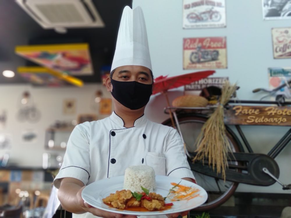 Chef Budi Wijaya selaku Exceutive Chef Fave Hotel Sidoarjo saat menunjukkan Menu Ikan asam Manis di Fave Hotel Sidoarjo.SP/ist