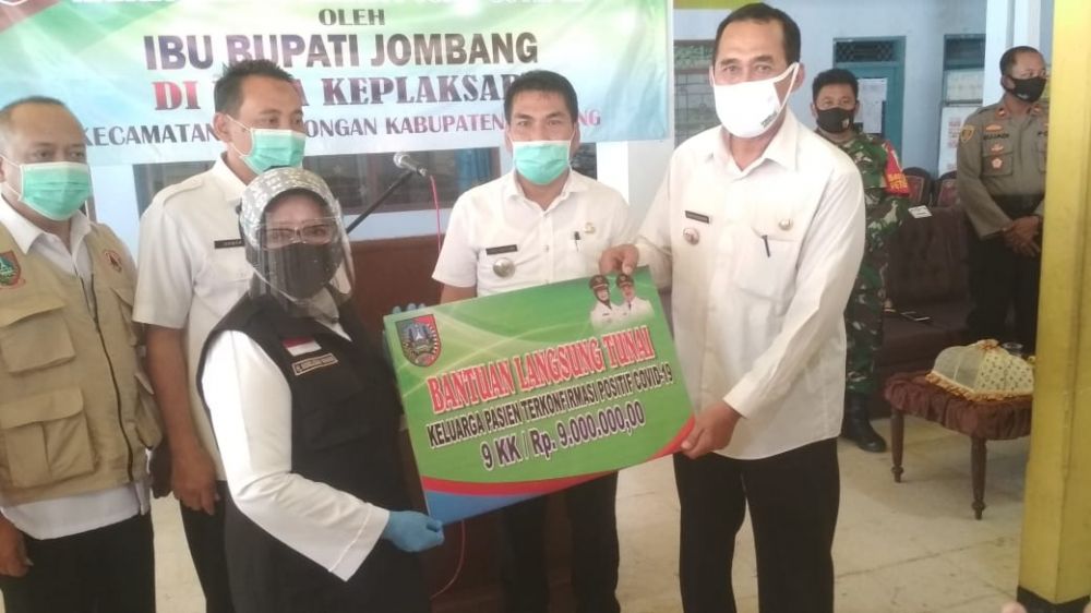 Bupati Jombang, Hj Mundjidah Wahab serahkan bantuan uang tunai secara simbolis kepada Pemdes Keplaksari. (SP/M. Yusuf) 