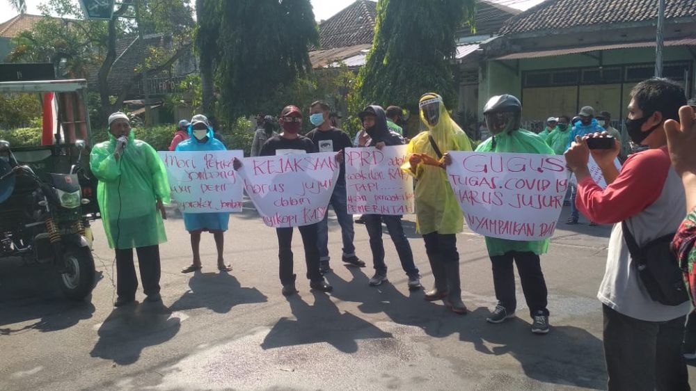 Aksi unjuk rasa Ormas Projo di depan gedung DPRD Jombang. (SP/M. Yusuf) 
