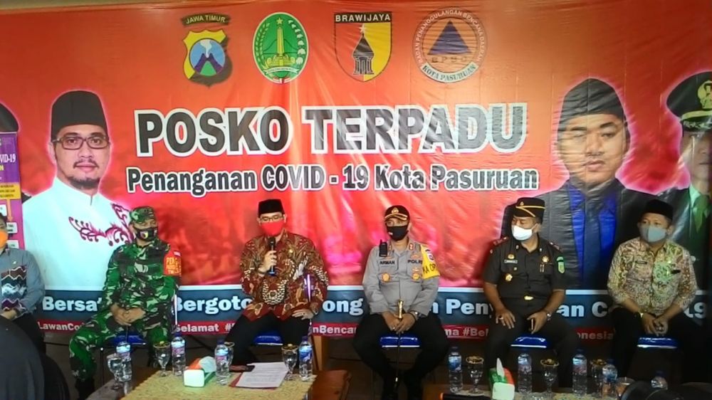 Plt. Walikota, Raharto Teno Prasetyo di Posko Terpadu Penanganan Covid-19 di kantor BPBD Kota Pasuruan, Kamis (09/07).