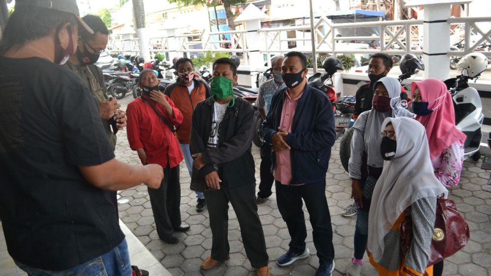 Para keluarga pasien Covid-19 saat datangi kantor DPRD Jombang. (SP/M. Yusuf) 