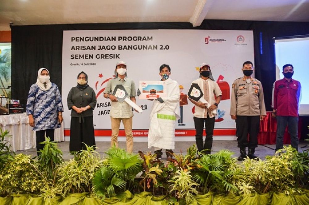 SIG membagikan hadiah paket umrah, sepeda motor, handphone, grinder serta voucher pulsa kepada tenaga konstruksi dalam acara Arisan Jago Bangunan.SP/M.AIDID