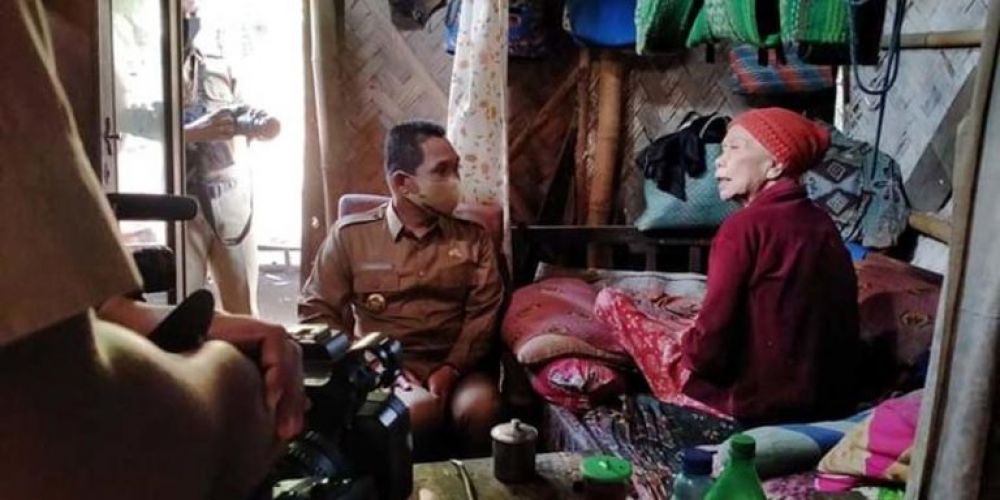 Bupati Lumajang saat saat bersama nenek Ma'ati.SP/lim