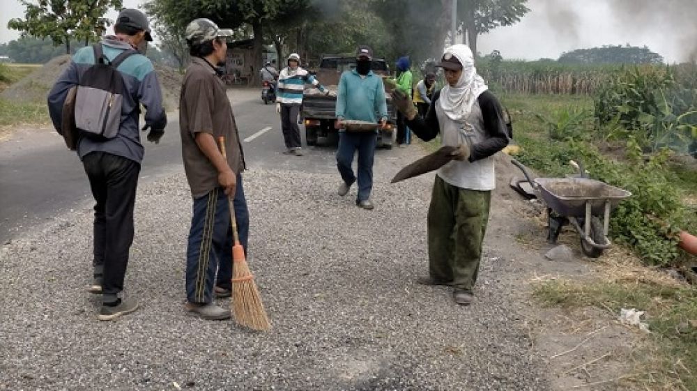 Pemeliharaan ruas jalan Kesemen - Tanggungan, Kecamatan Gudo, Jombang. (SP/M. Yusuf) 