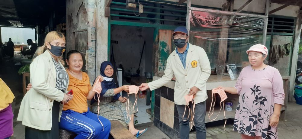 Mahasiswa Fakultas Hukum UWKS bagikan masker kepada warga Dukuh Kupang Gang Lebar RT.1/RW.7 Kelurahan Dukuh Kupang, Kec Dukuh Pakis.SP/ist