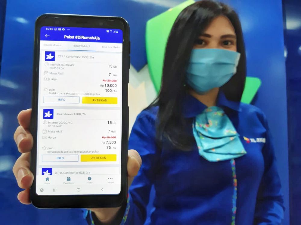 Salah satu staff menunjukkan program paket khusus dari XL Axiata.