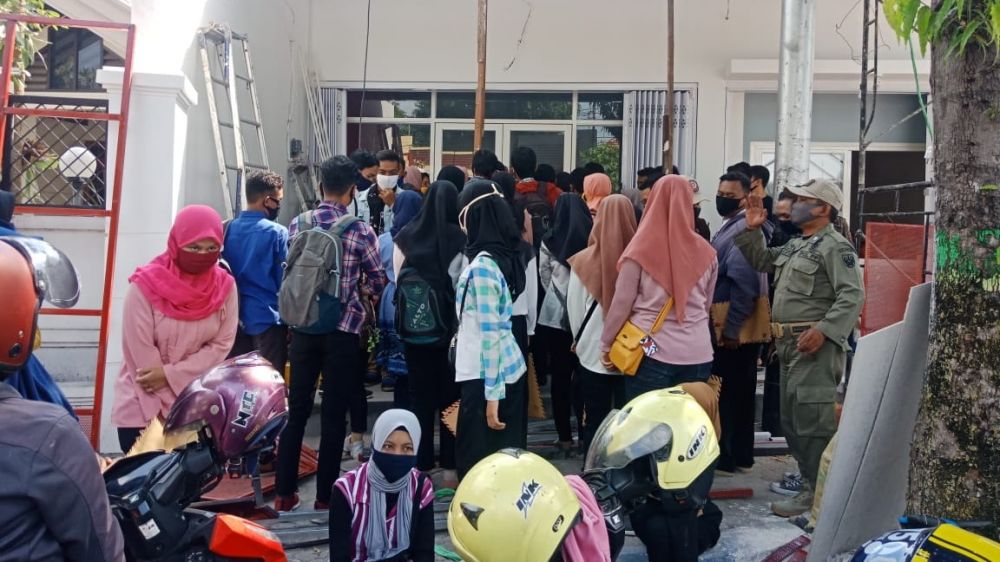 Satpol PP Jombang saat mengatur kerumunan para pelamar kerja di salah satu kafe di Jalan KH A. Dahlan, Jonbang. (SP/M. Yusuf) 