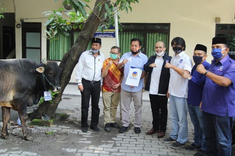DPW Nasdem Jatim menyumbangkan 3 hewan kurban sapi ke PWI Jatim. Rabu (29/7/2020).SP/RMC
