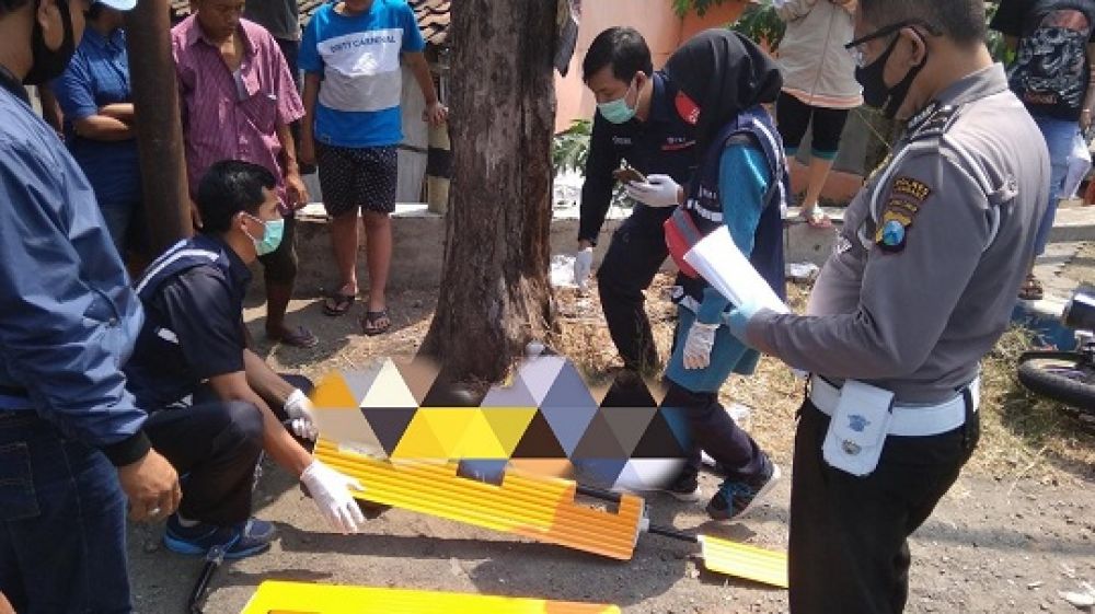 Pelajar saat hendak dievakuasi ke RSUD Jombang. SP/M. Yusuf