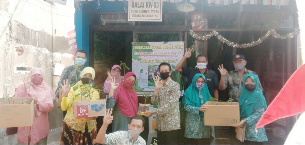 Jajaran SDN Rungkut Menanggal I/582 dan Cantika saat di Balai RW 3 Desa Berbek, Kabupaten Sidoarjo, Rabu (5/8/20).  SP/hik