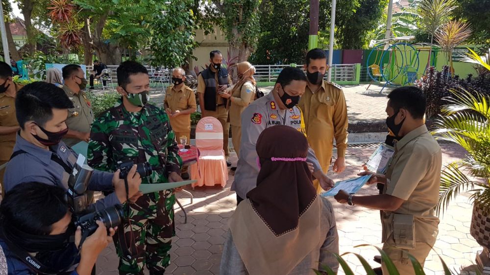 Wali Kota Probolinggo Habib Hadi Zainal Abidin menyerahkan sertifikat adaptasi kebiasaan baru (AKB) kepada pelaku usaha di kota Probolinggo. SP/WAN