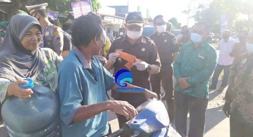 Bupati Maryoto Birowo saat membagikan masker kepada warga yang melintas.SP/CAN