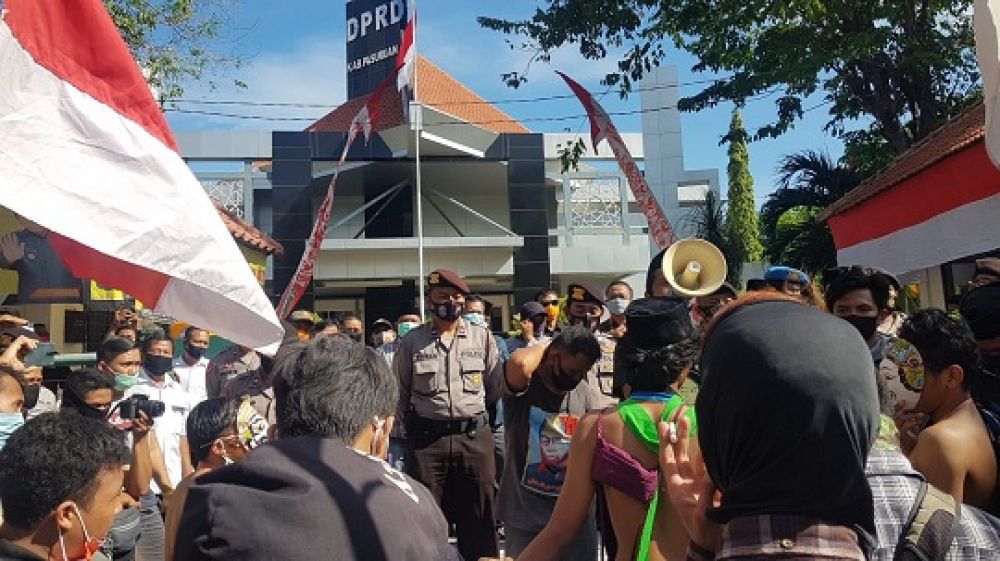 Mahasiswa melakukan demo didepan  Kantor Kejaksaan Negeri Bangil. Selasa (11/8/2020.SP/DIR