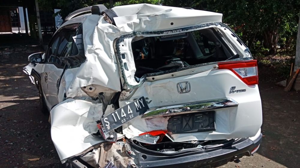 Kondisi mobil Mobilio usai diseruduk truk dari belakang di Jalan Raya Desa Cangkringrandu, Perak, Jombang. (SP/M. Yusuf) 