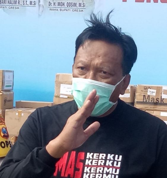 Maskerku, Maskermu, Sehatku, Sehatmu, Gresik Sehat, Indonesia Selamat begitulah bunyi tulisan di kaus Bupati Sambari saat pencanangan Gerakan Gresik Masker. SP/M.AIDID