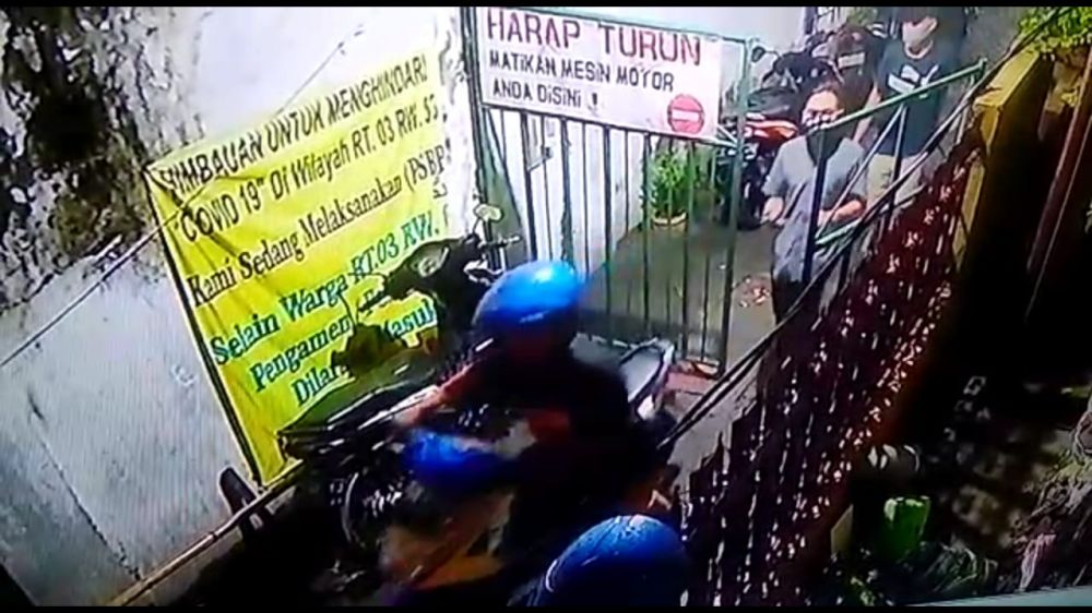 Cuplikan rekaman CCTV yang memperlihatkan bandit beraksi.