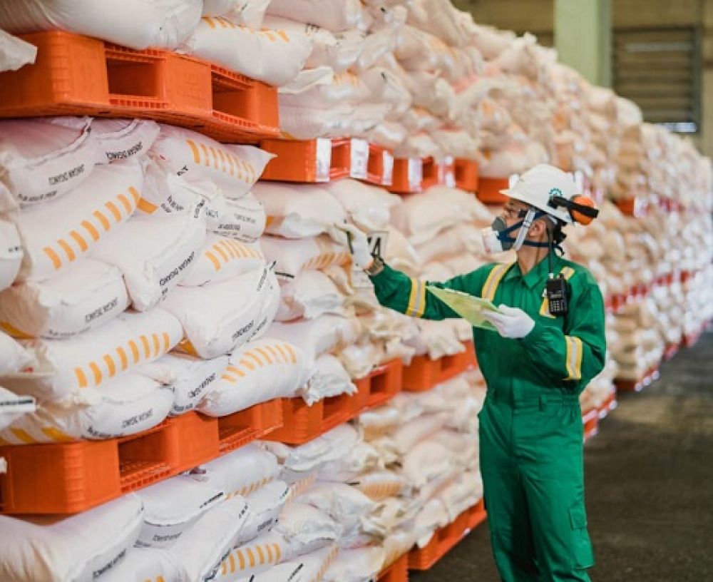 Aktivitas di gudang pupuk Petrokimia Gresik.FOTO: SP/M.AIDID