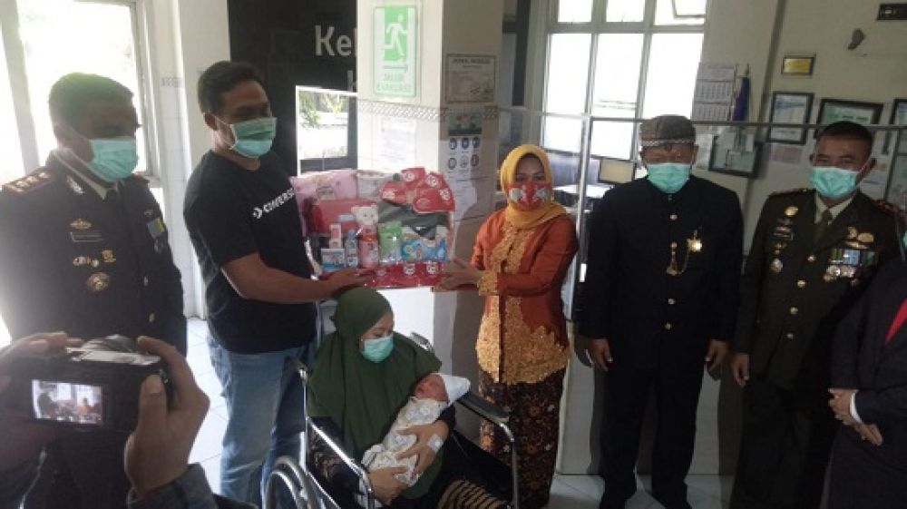 Walikota beserta jajaran Forkopimda Kota Mojokerto saat menjenguk bayi yang lahir tepat di hari kemerdekaan RI.Foto SP/Dwy Agus Susanti.