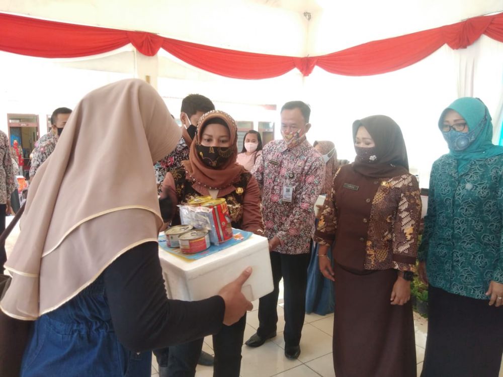 Wali Kota Ika Puspitasari saat Kampanye Gemarikan dalam rangka penanggulangan Covid-19 di Daerah Rawan Pangan dan Stunting, di Sanggar Pramuka, Jalan Raya Ijen, Kota Mojokerto (19/8/2020) pagi. SP/Dwy Agus Susanti