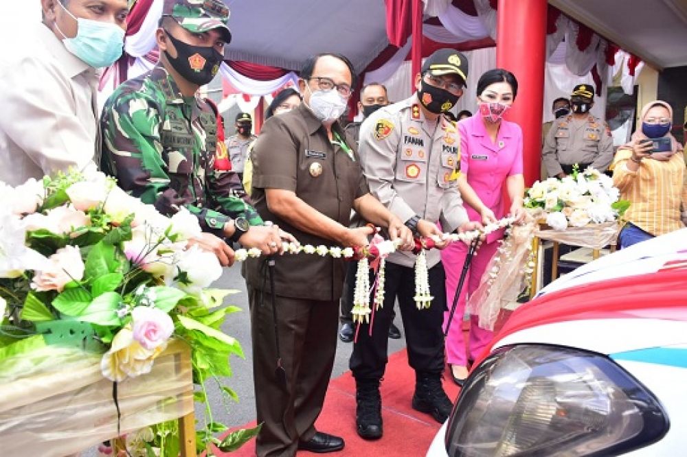 Bupati Blitar Riyanto di dampingi Komndaan Kodim 0808, Ket.DPRR Suwito dan Kapolres Blitar gunting Pita di mobil Ambulance..Semntara Istri Kapolres Pecah kendi.SP/Les