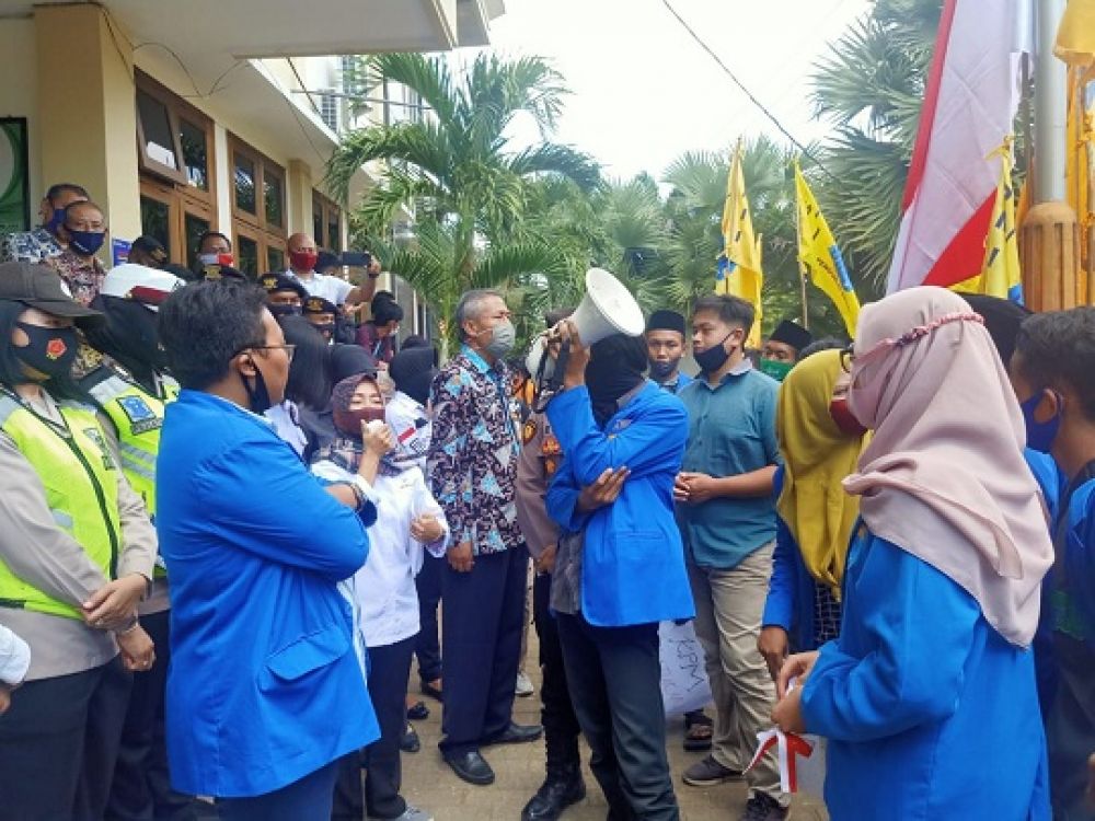 PMII Tuban saat melakukan Demonstrasi di depan Kantor Dinsos P3A