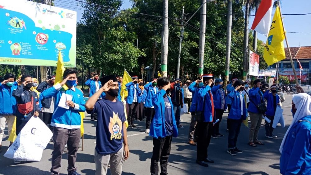 Puluhan mahasiswa dari PMII Jombang saat aksi unjuk rasa di depan Pendopo Kabupaten Jombang. (SP/M. Yusuf) 