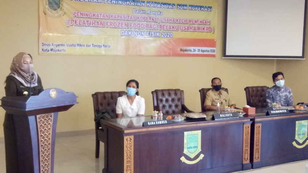 Wali Kota Mojokerto, Ika Puspitasari saat membuka pelatihan pembuatan makanan beku bagi pelaku usaha mikro di Kota Mojokerto, (24/8/2820) pagi. SP/Dwy Agus Susanti