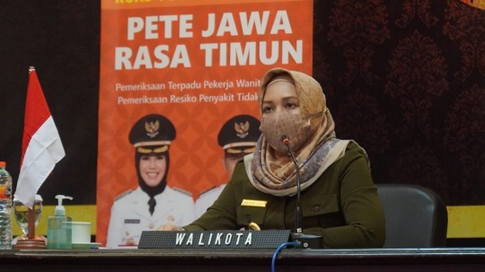 Wali Kota Mojokerto Ika Puspitasari saat mempresentasikan inovasi Pete Jawa Rasa Timun, kepada para juri secara virtual di Ruang Nusantara, Senin (24/8/2020).SP/Dwy Agus Susanti