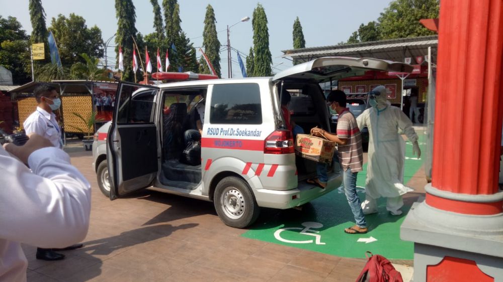 Lima napi Lapas kelas IIB Mojokerto saat dievakuasi ke RSUD Prof. Dr. Soekandar Mojosari. SP/Dwy Agus Susanti