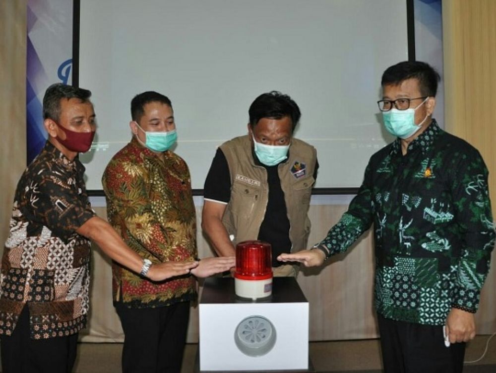 Bupati Sambari didampingi Kajari Heru Winoto dan Kepala BPN Asep Heri menekan tombol peluncuran aplikasi e-BPHTB.  SP/M.AIDID