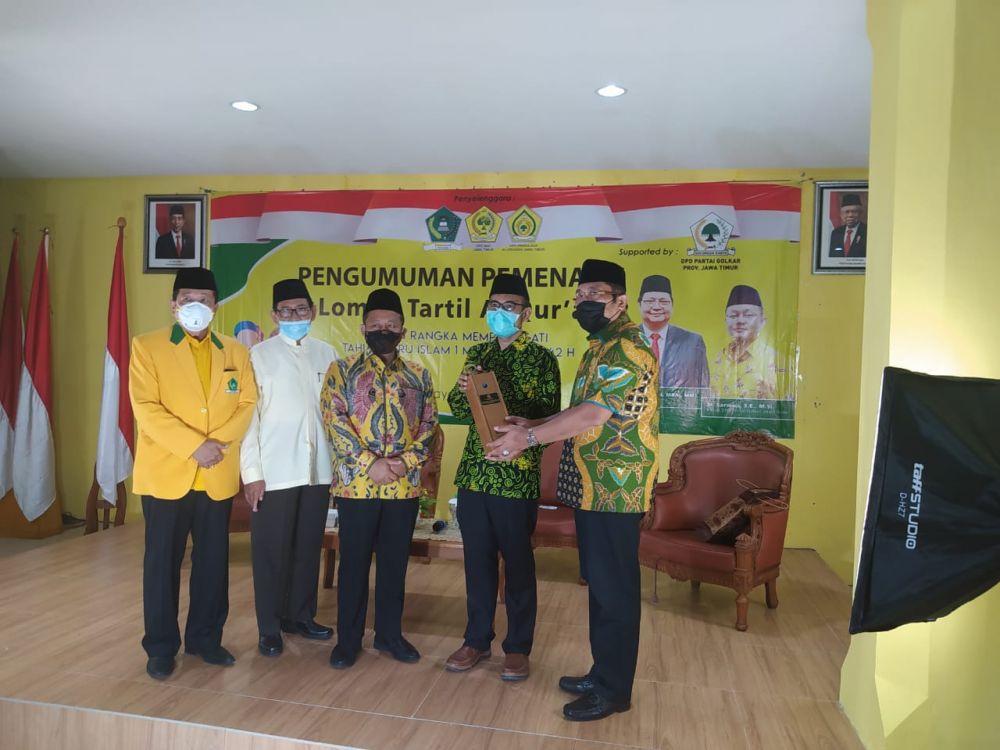 Ketua dan Sekretaris DPD Golkar Jatim saat Pengumuman Final Lomba Tartil Quran di Surabaya, Sabtu (29/8/2020).