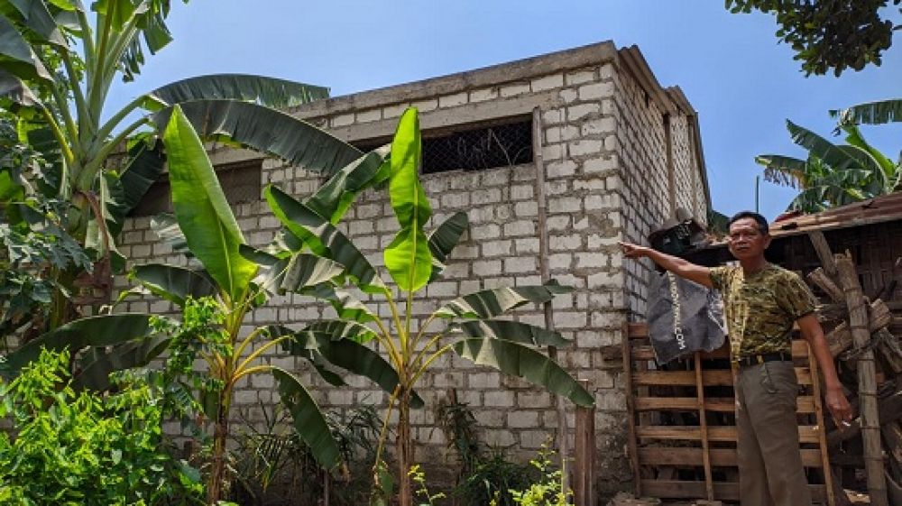 Warga Dusun Ngelinguk, Desa/Kecamatan Trowulan, Kabupaten Mojokerto saat menunjukkan surat protes keberadaan pabrik peralatan dapur logam.SP/Dwy Agus Susanti