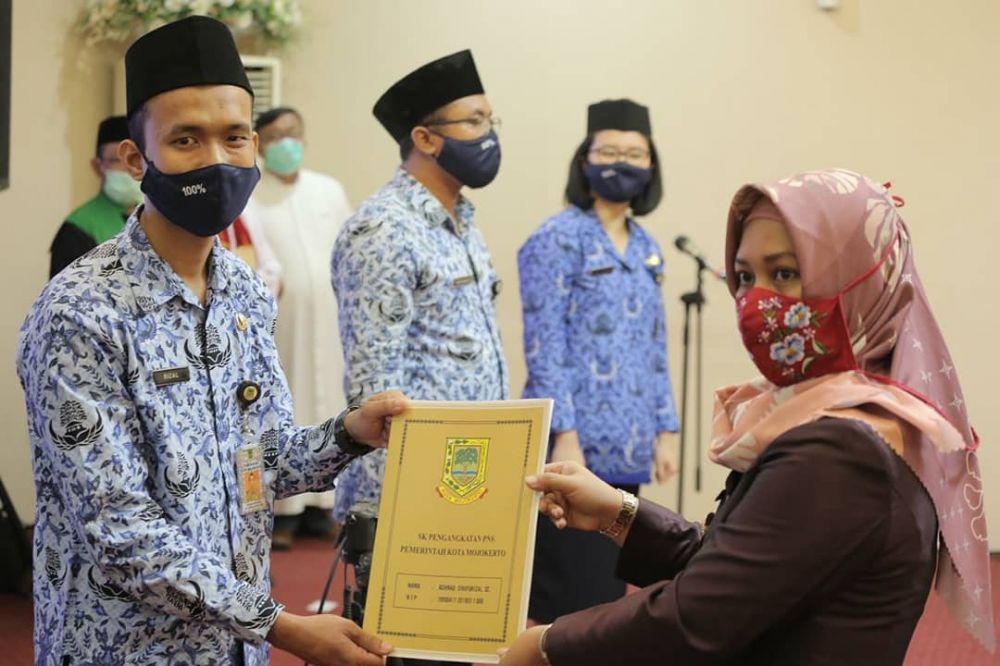 Wali Kota Mojokerto, Ning Ita saat melantik 266 CPNS Kota Mojokerto. SP/Dwy Agus Susanti