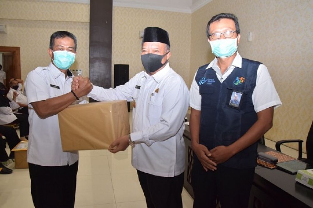 Bupati Fadeli saat memberikan penghargaan kepada camat yang ikut andil dalam pencapaian sensus penduduk online.SP/MUHAJIRIN KASRUN