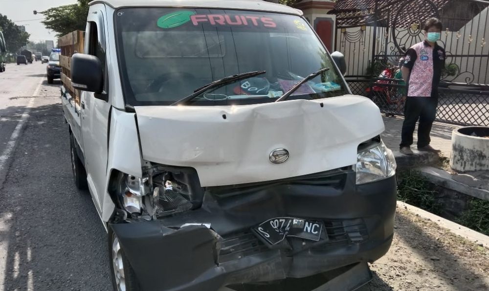 Kondisi bagiab depan mobil pikap yang ringsek usai terlibat kecelakaan beruntun di Perak, Jombang. (SP/M. Yusuf)