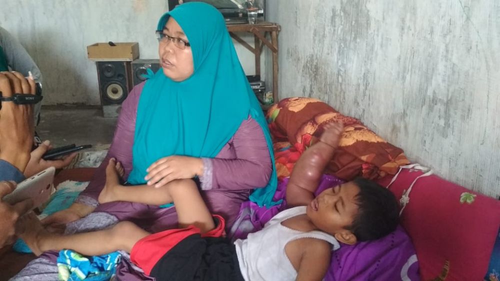 Penderita tumor ganas, M Alvico Nur Hidayatulloh bersama ibunya. (SP/M. Yusuf) 