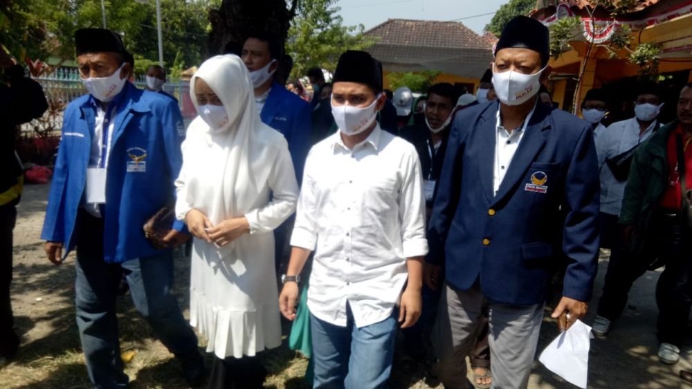 Bapaslon Bupati dan Wakil Bupati Mojokerto saat mendaftar di KPU Kabupaten Mojokerto. SP/Dwi AS