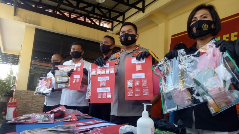 Kapolres Mojokerto, AKBP Dony Alexander saat menggelar press conference di Mapolres Mojokerto.