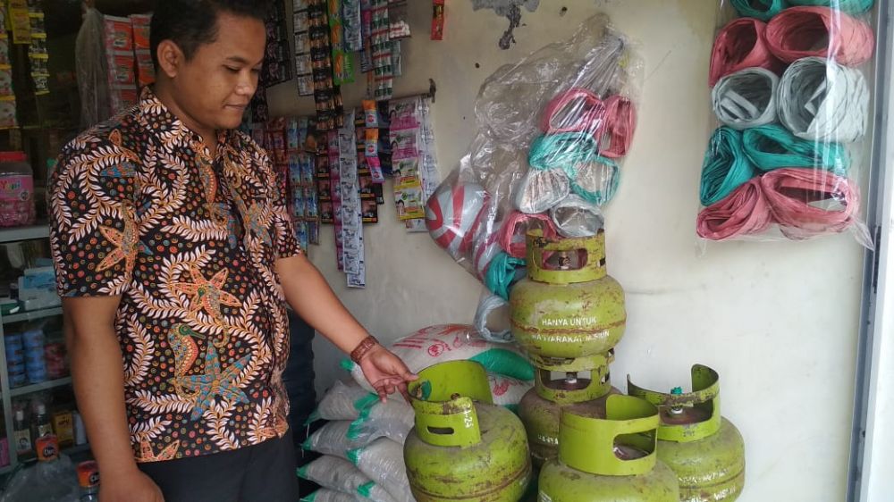 Sulit didapatkan dan pasokan dikurangi, gas elpiji 3 kilogram di retail dan pengecer banyak yang kosong. (SP/M. Yusuf) 