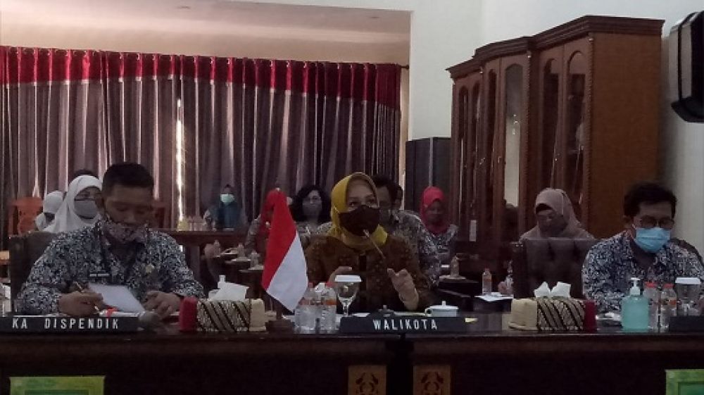 Wali Kota Mojokerto, Ika Puspitasari memberi pelajaran secara daring ke siswa SMP di Kota Mojokerto.SP/Dwy Agus Susanti