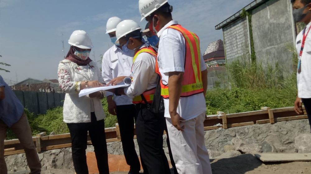 Wali Kota Mojokerto, Ika Puspitasari melakukan inspeksi mendadak (sidak) ke proyek revitalasi pemandian sekarsari, Rabu (9/9/2020).SP/DWY AS