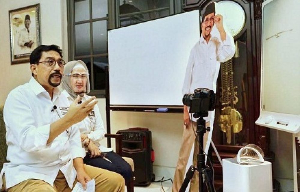 Diskusi virtual MA dengan Menteri BUMN Dahlan Iskan, tim MA, dokter Dany Irawan, dan beberapa jurnalis, Jumat (11/9).SP/ALQ