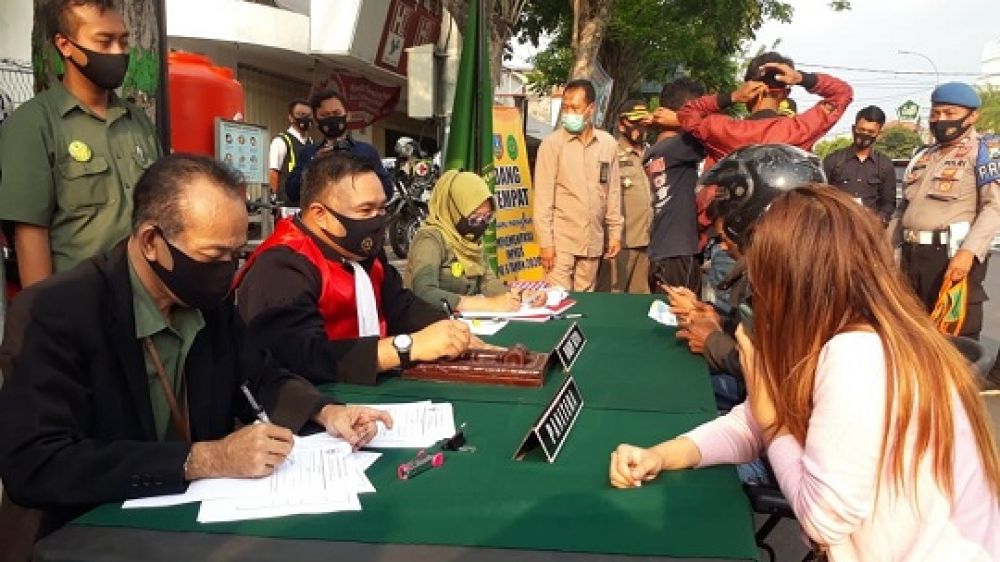 Para pelanggar yang tak memakai masker saat jalani sidang ditempat. (SP/M. Yusuf)